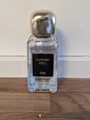 Zara Sapphire Spell parfym - Zara Sapphire Spell✨️Se bild hur mycket använt 