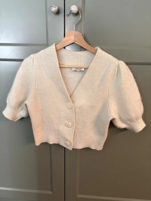Söt stickad topp!💕💕💕 - Säljer denna söta stickade topp/kofta ifrån Other stories. Säljer den då den inte kommer till användning. Skriv vid frågor/fler bilder osv osv!💕💕