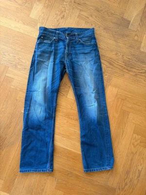 Blå Levis jeans 506 - Blå Levis jeans i modell 506. Strlk: W33, L32.              Bra skicka. Ops! Hål vid hlger fixka som ni kan se på sista bilden. En lite brunare färg på ”trådarna”