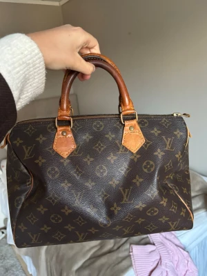 Louis Vuitton väska - Louis Vuitton väska speedy 30! Köpt på vestaire collective där den gått igenom äkthetskontroll (har kvitto)🙌 Kom med prisförslag!!!