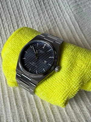 Tissot PRX automatisk klocka stål - Säljer en snygg Tissot PRX automatisk klocka i rostfritt stål med blå texturerad urtavla och datumvisning. Klockan har en klassisk länkarmband och stilren design som passar perfekt till din outfit. Automatisk rörelse och tydliga index gör den både praktisk och trendig.