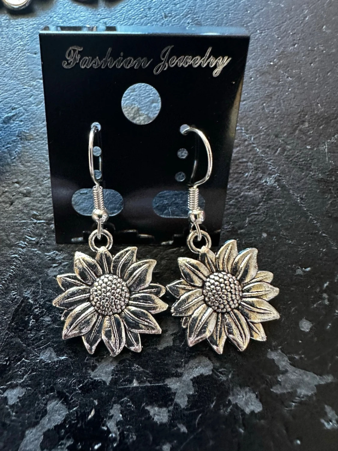 Tre par blommiga örhängen i silverfärg - 1
