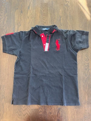 Ralph Lauren Pike sällsynt - Svart pikétröja från Polo i 100% bomull väldigt sällsynt köpt i srilanka för ungefär 15 år sedan detta är min pappas gamla. Äkta såklart