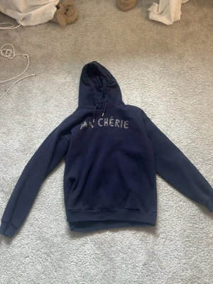 Mörkblå hoodie Ma Chérie Gina Tricot - Snygg mörkblå hoodie från Gina Tricot i storlek 158/164.🥰