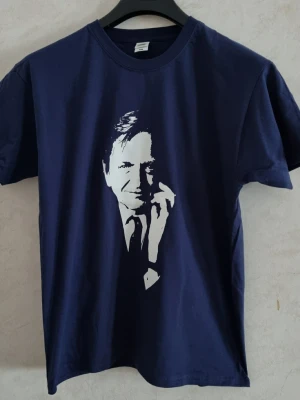 Palme t-shirt marinblå storlek Medium  - Helt oanvänd t-shirt med tryck Storlek: 100% bomull Screentryckt