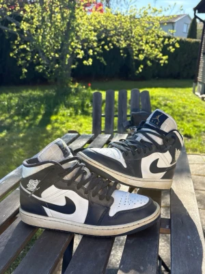 Nike Air Jordan 1 Mid "White Metallic Gold Obsidian" - Aj1 White "metallic gold obsidian" båda för små och använda, därav det låga priset.🫡(inte tvättade på bilderna tvättar dom och bleker sulorna när de köps)