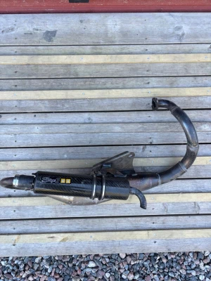 Stage6 trimrör - Säljer ett stage6 avgassystem till moped med kolfiber ljuddämpare och metallrör. Passar perfekt för dig som vill ha bättre prestanda och snygg look på din moppe