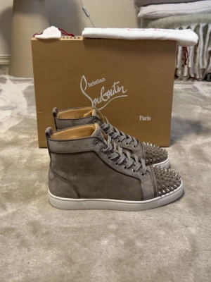 Christian Louboutin skor - Säljer ett Par Christian Louboutin skor i  Fint skick Skick: 10/10🧮 brand new  Inkluderat: allt og ingår!♦️  Pris: 4799kr ej hugget i sten🎗️ Storlek: 41♣️  passar 42 Snabbaffär = priset sänks-SERIÖSA BUD🔓