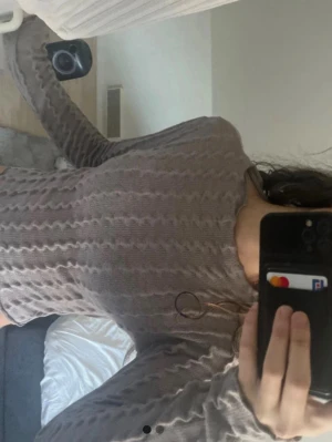 Ljuslila ribbstickad tröja - Säljer en ljuslila ribbstickad tröja med vågigt mönster. Tröjan har lång ärm och en kroppsnära passform. Perfekt för dig som gillar en stilren och trendig look.