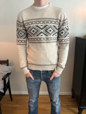 Beige stickad tröja med mönster från Dressmann - Säljer en stickad tröja i beige med mönster från Dressmann. Väldigt skön stickad tröja! Säljer den för endast 249kr! Skriv om du har några funderingar.