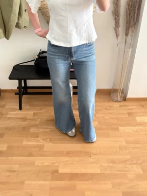 Jeans från Levi’s  - Så snygga jeans från Levi’s i modellen ”Ribcage Bell”. Använda fåtal gånger. Storlek 27/30. Nypris 1399 kr