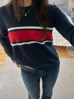 Brandy Melville tröja - Säljer denna marinblå röd vita tröja från Brandy Melville i nytt skick. Tröjan är i onesize, som referens är jag storlek S
