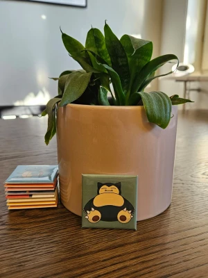 Snorlax kylskåpsmagnet  - 50x50mm  Instagram: magnet.man_