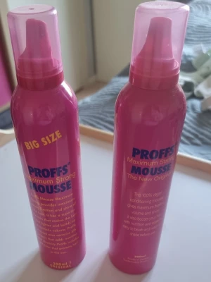 PROFFS Maximum Strong Mousse 300ml - Två flaskor PROFFS Maximum Strong Mousse, 300 ml vardera. Hårmoussen kommer i rosa plastflaska med blå och gul text. Ger volym och stadga till håret och är 100% vegansk. Praktisk spraytopp för enkel applicering. Testat en gång.