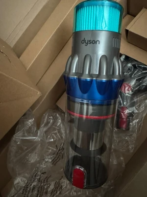 Dysonv15 sladdlös dammsugare blå/grå med kvitto - Kraftfull sladdlös dammsugare från Dyson i blått, grått och svart med digital display och filter i turkos. Transparent behållare och röda detaljer. Perfekt för smidig städning hemma, lätt att tömma och använda. 100% i skick och använt ett fåtal gånger 
