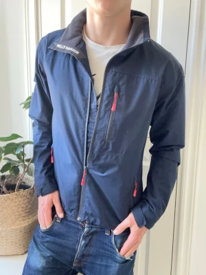 Helly Hansen vindjacka  - Helly Hansen vindjacka - hur najs som helst. Passar toppen på modellen. Inga defekter! Modellen i bilderna är 180 cm 75 kg och bär Storlek S , Kom med frågor! 🌟 (Kan gå ned i pris vid köp av paket 😉) 
