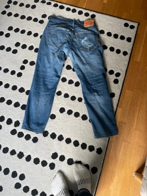 Blå Levi's 541 jeans med raka ben - Klassiska blå Levi's 541 jeans med raka ben och femficksmodell. Jeansen har utvecklat otroliga fades. 