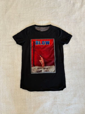 Limitato T-shirt - Söker du en limitato T-shirt att bära i sommar till en billig peng?  Då har du hittat rätt. En limitato T-shirt i fint begagnat skick utan några konstigheter. Har vanligtvis ett inköpspris på över 1000kr. Tveka inte på att slå till! (Postar inom 24)