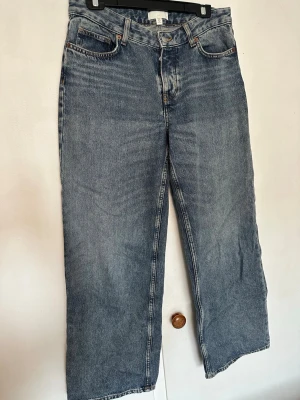 H&M - Boyfriend jeans  - Säljer ett par boyfriend jeans från H&M i storlek 40. Dom är är fint skick 🌸