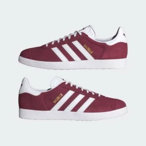 Adidas Gazelle vinröda sneakers - Säljer ett par klassiska Adidas Gazelle sneakers i vinrött mocka med vita detaljer och de ikoniska tre ränderna på sidan. Låg modell med vit sula och snörning. Perfekta för dig som vill ha en stilren och tidlös sneaker med retrovibbar.