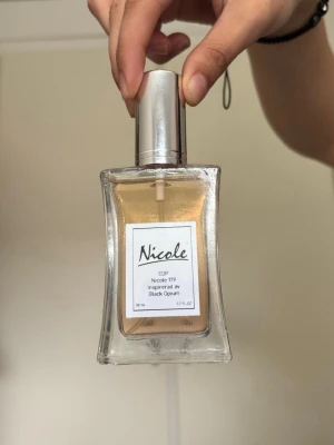 Nicole EDP inspirerad av Black Opium - Parfymen Nicole EDP, inspirerad av Black Opium. 50 ml och säljer då den inte riktigt passar mig, endast testad. Luktar exakt som black opium original! Nypris 330kr