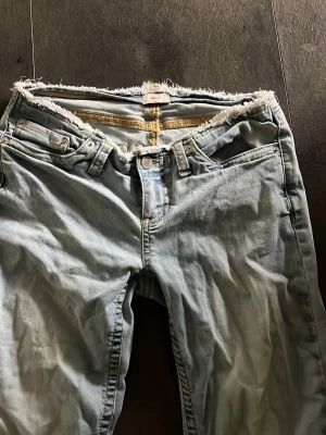 Jeans från nelly med låg midja - Nelly jeans med låg midja💕 Uppsydda längst ner men går att lägga ner de igen så inget är bort klippt! 