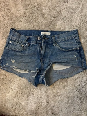 Lågmidjade jeans shorts från gina - Super snygga lågmidjade jeans shorts från gina tricot. Använda ett par gånger men i väldigt fint skick. Bara skriv så kan jag skicka mått. 