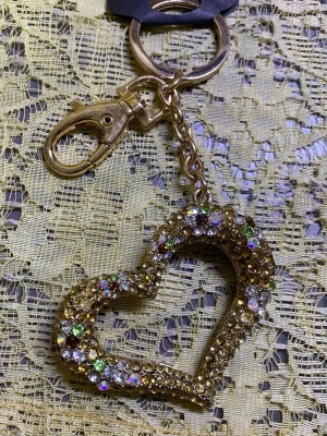 Strass Glittrande nyckelringar  - Två nyckelringar i guldmetall, en med ett hjärta dekorerat med färgglada strasstenar och en med ett rävhuvud täckt av bruna och vita stenar. Perfekta som accessoar till väskan eller nycklarna. 75kr/st . Samma frakt 