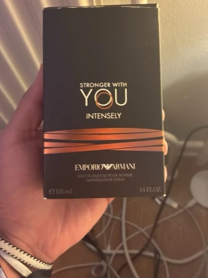 Stronger With You Intensely parfym - Stronger With You Intensely från Emporio Armani är en herrparfym i en stilren svart kartong med kopparfärgade detaljer. Förpackningen rymmer 100 ml eau de parfum och har en modern, maskulin design som känns exklusiv och trendig.
