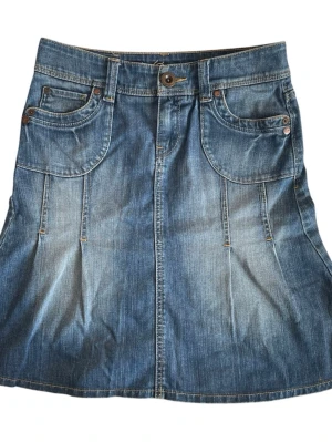 Denimkjol från Esprit - Lågmidjad mellanblå denim midi jeanskjol 💙midjemått 75 cm längd 52 cm - jag är 1,67 och brukar ha strl S!