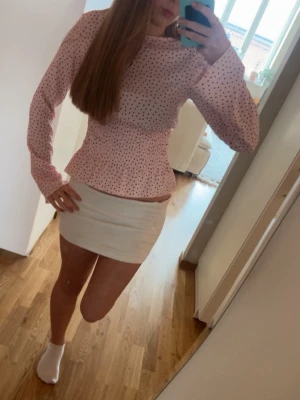 Rosa prickig blus med lång ärm - Så söt topp med lapp kvar!!