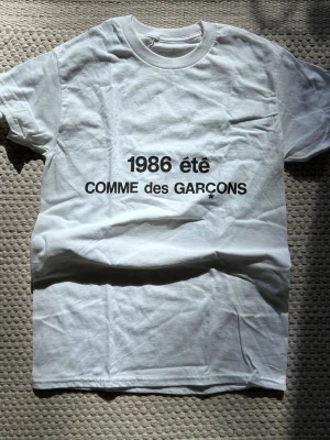 Vit Comme des Garçons t-shirt -  Hej och välkomna till Liljestrands Vi säljer just nu en CDG t-shirt i mycket bra skick utan Defekter och så vidare Storlek S osäker på äkthet där av priset kom med frågor och så vidare så hörs vi. MVH Liljestrand