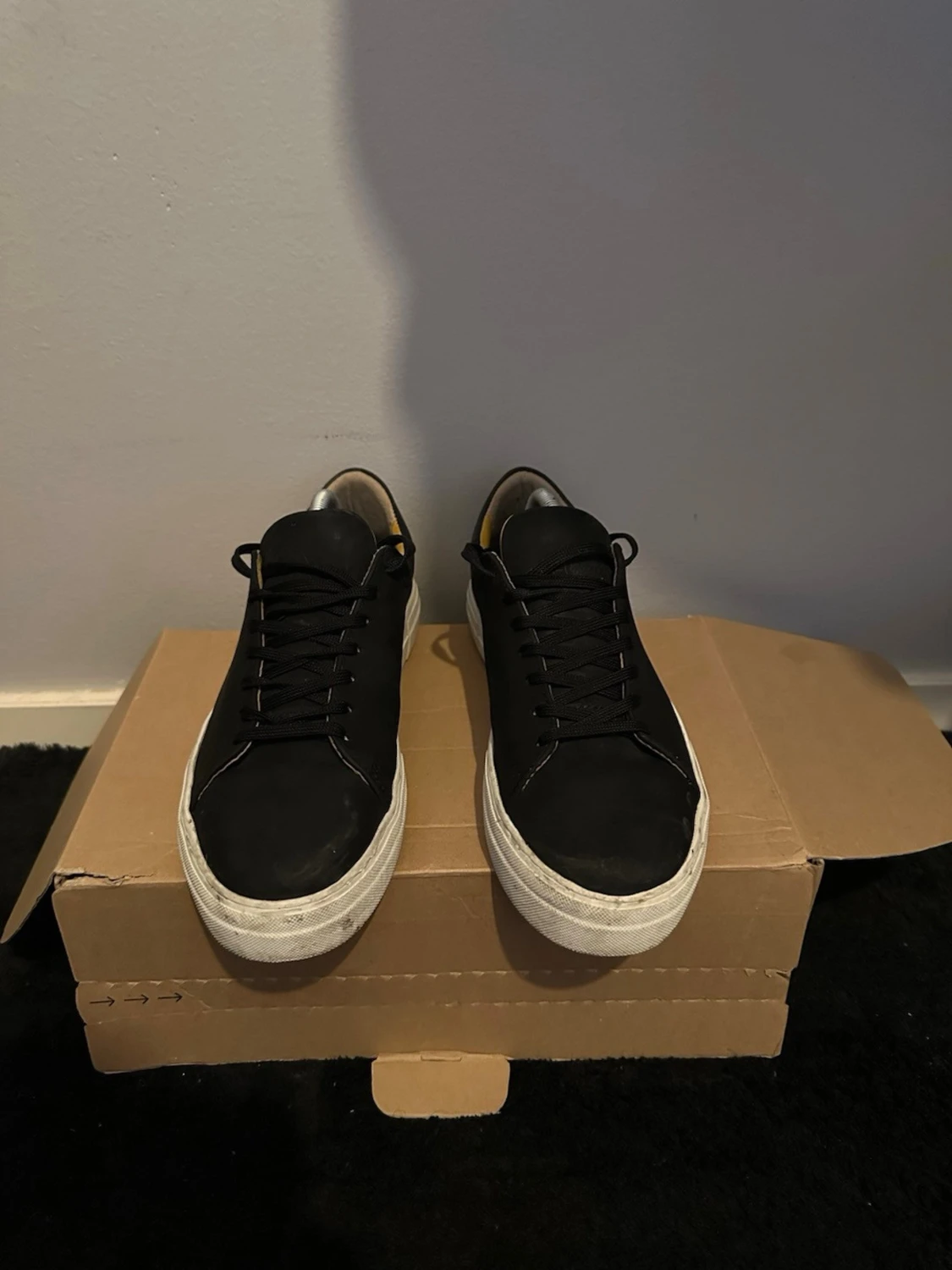 Svarta låga sneakers med vit sula - 1