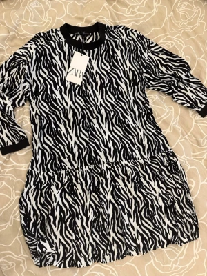 Zebramönstrad klänning från Zara - Size Xs, let me know if you need any measurements 