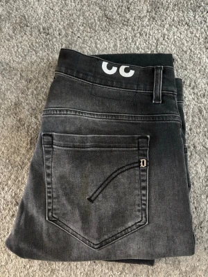 Dondup jeans - Säljer ett par Dondup jeans med en smalare passform. Dom är knappast använda och har inga hål eller slitningar..