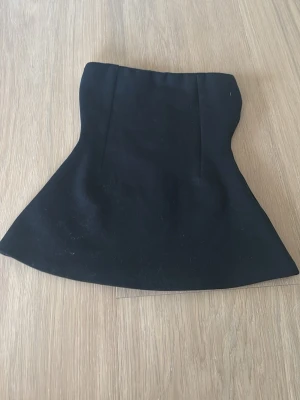 Svarta trosor med hög midja - Snygga svarta trosor med hög midja och utsvängd form. Trosorna är tillverkade i ett stretchigt material som ger en bekväm passform. Perfekta för dig som gillar en stilren och enkel look.