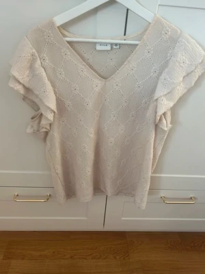 Beige/vit blus med volangärmar från Vila - Supersöt beige blus från Vila i stolek M. Jättefin nu till sommaren och i väldigt bra skick🙌🏻💓