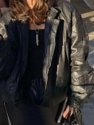 Vintage skinnjacka - !!! INTRESSEKOLL !!! Snygg svart vintage skinnjacka i en oversize passform. Den är i äkta skinn och väldigt bra skick!