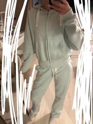 Aquamarine set Gina tricot - Säljer detta jätte fina aquamarine set från Gina tricot då det int kommer till användning längre. Har byxorna i Både storlek S och Xs så de är ba o skriva vilken. Kan säljas som ett set eller enskilt💞slutsålt online och i butik. Pris kan diskuteras. Tröjan och ett av byxorna är i stl xs och en byxa i S