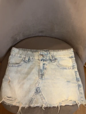 Ljusblå jeanskjol - Så snygg kjol! Storlek 140 men passar mig som har xxs!