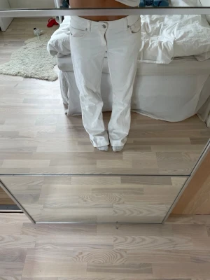 Vita baggy  jeans med låg midja  - Säljer ett par vita jeans med rak passform. Jeansen har klassiska fickor men en av bak fickorna har gått up lite i sidan kan skicka bild om du ör inteserad i att köpa de är knappast andvända seljer pga de inte passar så bra på mig