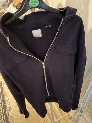 Overshirt  - Säljer min snygga overshirt tröja från Jack and jones perfekt för våren storleken är L men passar M 