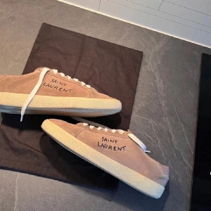 Saint laurent skor - Säljer dessa feta saint laurent skor! Skick 7,5/10. Nypris på dessa är runt 6500, mitt pris 2799✅priset kan diskuteras vid snabbt affär. lite slitna på hälarna men som inte syns eller märks när man går enligt mig. Kom Dm vid minsta frågor📩