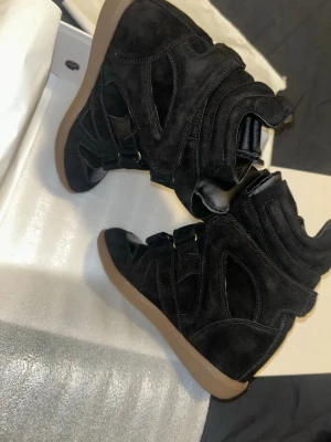 ❣️ Isabel Marant Svart NYA 39 EU, 38 Black - skor i storlek 39, helt nya !! ~ ;D Skriv om ni är mellan 37-40 tror nog de passar ❣️ Buda, först till kvarn förstås!! Jag svarar snabbt., kan skicka nästa dag 😆 10/10 kondition!! SÄNKER INTE PRISET MER FÖRST TILLKVARN VERKLIGEN!!!