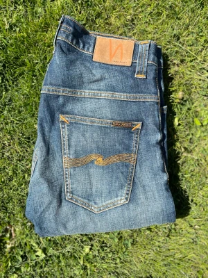 Nudie jeans Thin finn  - Rikigt feta nudie jeans med extremt snygga slitningar! Storlek 31/32 Mått: midja 40cm, längd 103cm📏 Model: Thin Finn Inga hål eller defekter✅ Tveka inte på att skriva om ni är intresserade eller har några frågor😊 Kolla gärna in min profil och se om ni hittar något annat plagg ni kan vara sugna på✌🏼