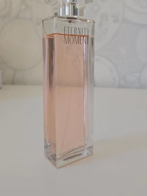 Calvin Klein Eternity Moment parfym 100ml - Eternity Moment edt från Calvin Klein, 100 ml från början. Perfekt för dig som gillar fräscha och blommiga dofter.