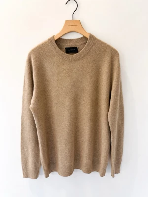 Beige cashmeretröja från A Day's March - En stickad beige Cashmere tröja från A Day's March i 100% cashmere. Tröjan är i väldigt bra skick och passar runt 182-195 Cm. Nypris är 2500kr och mitt pris är endast 850 kr.