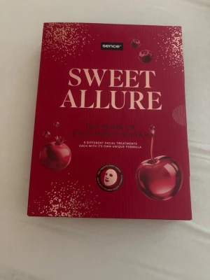 Sence Sweet Allure ansiktsmask-set - Snygg presentask från Sence med temat Sweet Allure. Innehåller fyra olika ansiktsmasker, bland annat Glazed Cherry, som är en uppfräschande sheet mask med körsbärsdoft. Perfekt för dig som vill testa olika ansiktsbehandlingar hemma. Färgen är röd med glansiga detaljer. 1 mask saknas.