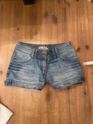 Unika jeansshorts - Säljer dessa så snygga jeans shorts med midjemått 37 cm och shortsens slängd är 27 cm💗💗