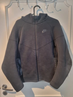 Svart nike tech - Svart nike tech från nike. Storlek 158-170 cm Lite sliten men fortfarande i bra skick